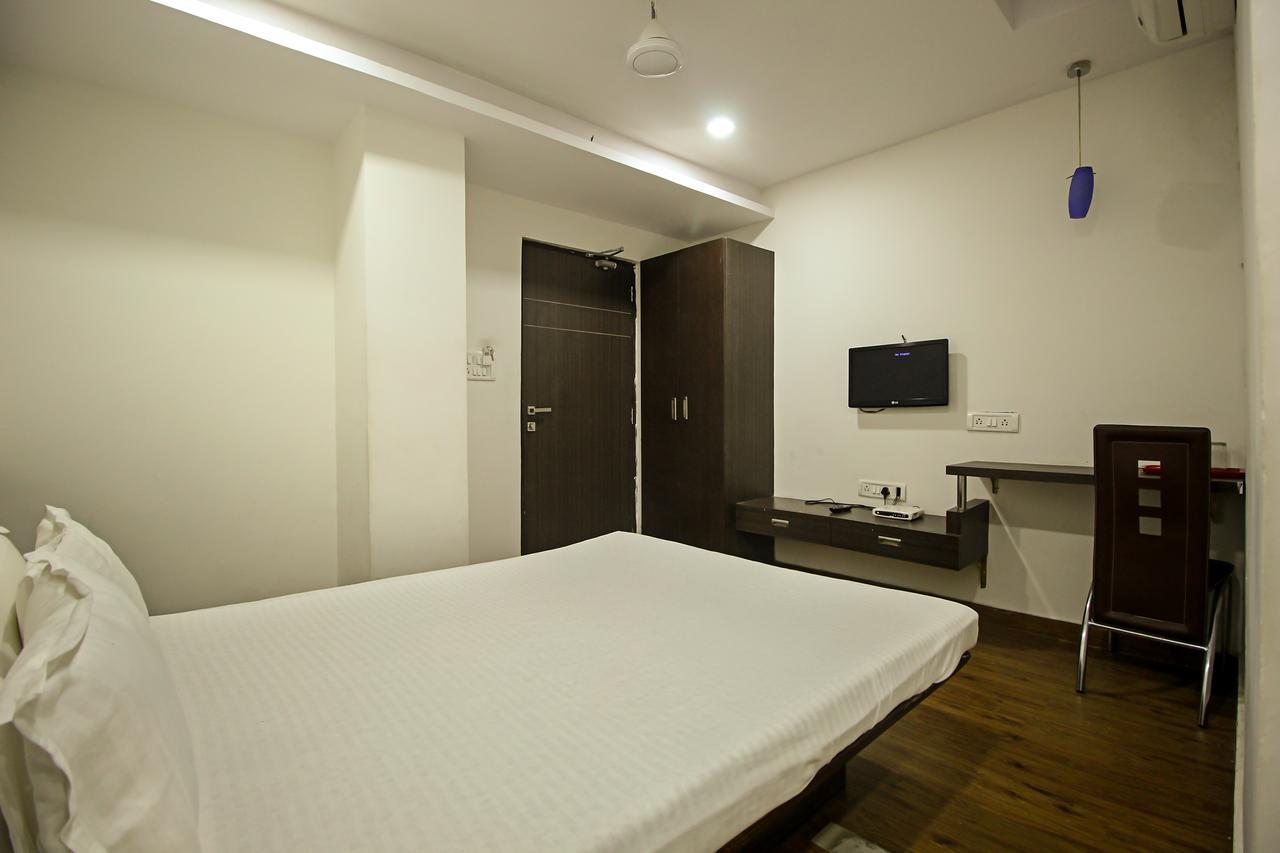 New Rajdhani Hotel Vadodara Eksteriør bilde