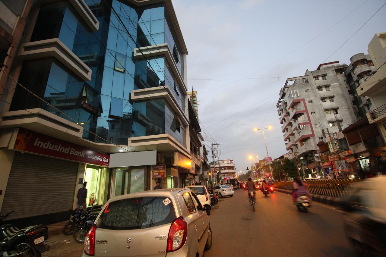 New Rajdhani Hotel Vadodara Eksteriør bilde