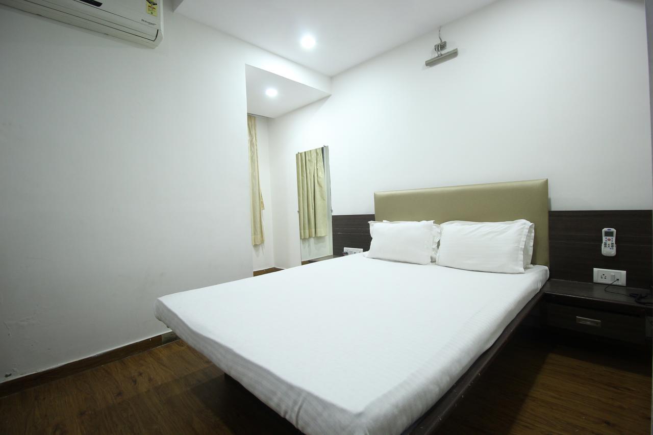 New Rajdhani Hotel Vadodara Eksteriør bilde