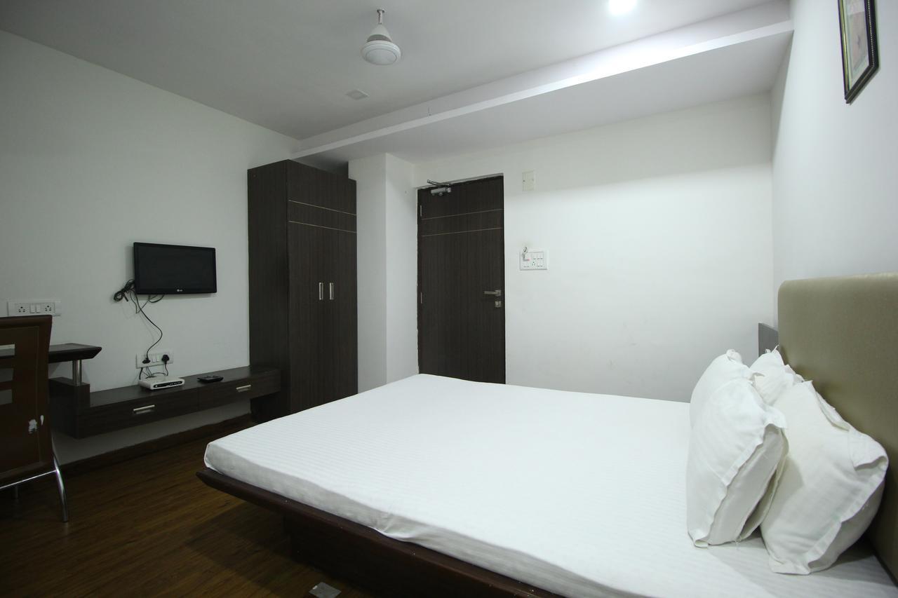 New Rajdhani Hotel Vadodara Eksteriør bilde
