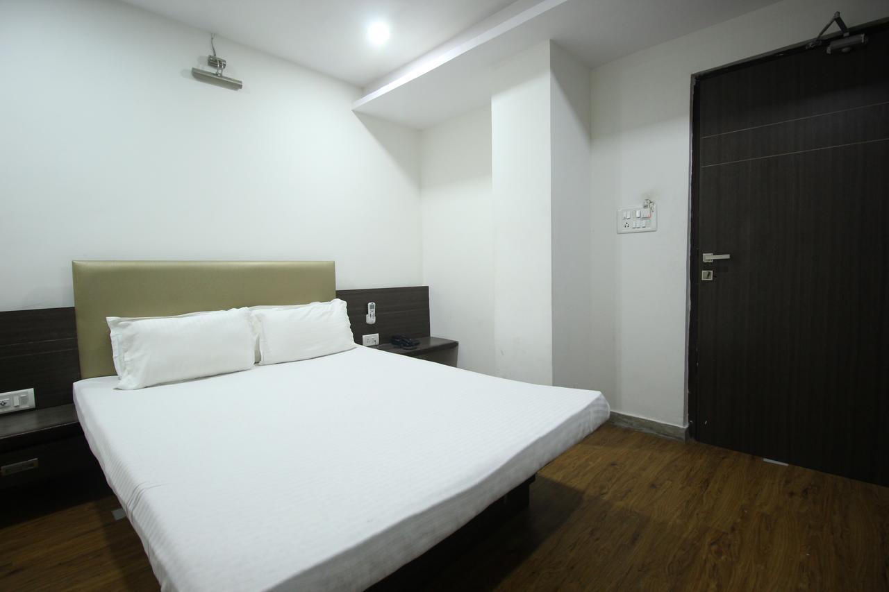 New Rajdhani Hotel Vadodara Eksteriør bilde